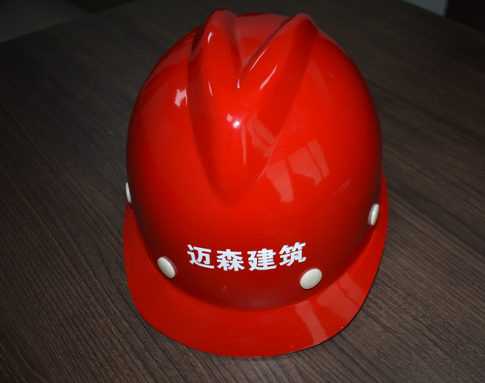 講述施工現(xiàn)場佩戴建筑安全帽注意事項(xiàng)。